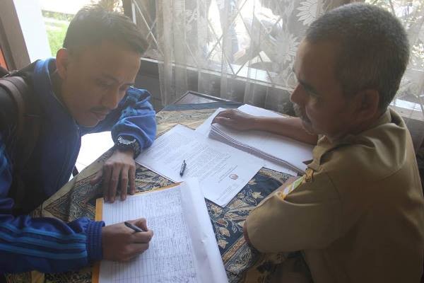 Suasana Pengambilan Formulir Pendaftaran Calon Anggota PPK pada Pilkada Kab. Bekasi tahun 2017 di KPU Kab. Bekas