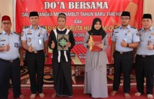 Simbolisasi kegiatan Deklarasi Hapus Buta Huruf Al-Qur’an yang dilakukan oleh warga binaan di Lapas Cikarang dalam rangka menyambut tahun baru Islam 1 Muharram 1440 Hijriah, Senin (10/09) malam.