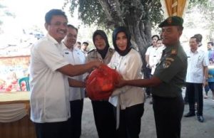 Simbolisasi pembagian paket sembako murah dari Kepala Dinas Perdagangan Kabupaten Bekasi, Abdul Rofiq (kiri) kepada unsur Muspika Kecamatan Cikarang Timur, Rabu (30/05).