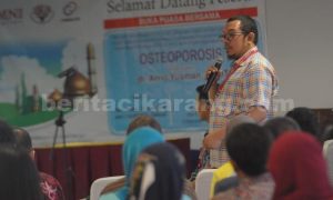 dr. Arrio YusmanSp. OT saat menjadi pembicara di acara seminar Pencegahan dan Penanganan Osteoporosis di OMNI Hospital Cikarang, Rabu (15/06) sore.