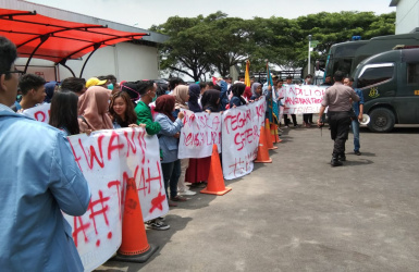 Ratusan mahasiswa STT Mitra Karya, STMIK Mitra Karya, STIE Tribuana dan STIE Syariah Tribuana melakukan aksi di depan kantor Pengadilan Negeri (PN) Kabupaten Bekasi yang berada Komplek Perkantoran Pemkab Bekasi, Desa Sukamahi, Kecamatan Cikarang Pusat, Rabu (20/03) kemarin.