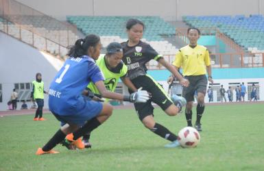 Duel pemain dari SMAN 1 Cabangbungin versus SMAN 1 Kedungwaringin di pertandingan final Festival Sepakbola Wanita 2019, Minggu (01/09).