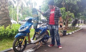 Barak Bukti berupa satu buah unit sepeda motor hasil curian yang sparepart-nya dipreteli dan dijual oleh korban kepada para tersangka.