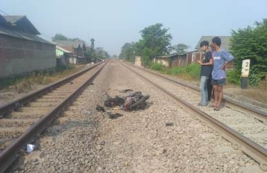 Sepeda motor milik korban yang terseret kereta api usai tertabrak di pintu perlintasan Citarik, Kp. Pulo Kecil RT 01/01 Desa Simpangan Kecamatan Cikarang Utara, Minggu (22/07) sore.