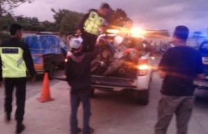 Kedua belas sepeda motor di lokasi balap liar saat diamankan petugas kepolisian ke Mapolsek Cikarang Selatan, Jum'at (30/03) sore.