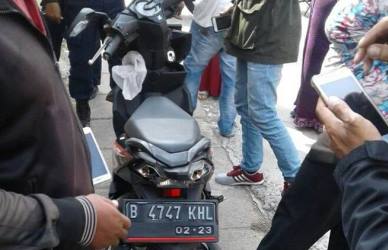 Sepeda motor jenis Honda Beat bernomor polisi B 4747 KHL yang digunakan oleh pengendara berinsial IS (28) asal Karawang.