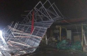 Atap bangunan ruko di RT 01/13 Perumahan Pasir Raya, Desa Sukasari Kecamatan Serang Baru yang tersapu angin, Selasa (23/10) sore.