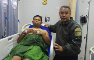 Serka Agus Riyanto (kiri) saat menjalani perawatan di rumah sakit paska insiden pembegalan yang dialaminya pada Rabu (24/10) dini hari lalu.