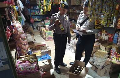 Jajarang anggota kepolisian saat menyita miras yang diperjualbelikan secara ilegal di salah satu toko/warung di wilayah Kecamatan Setu.