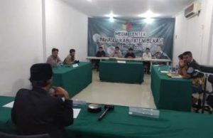 Sidang putusan administrasi cepat yang dilaksanakan di kantor Bawaslu Kabupaten Bekasi dipimpin oleh Koordinator Divisi Penindakan Bawaslu Kabupaten Bekasi, Khoirudin, Kamis (16/05) kemarin | Foto: Ardi