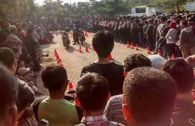 Layanan pembuatan SIM Gratis Polres Metro Bekasi di acara May Day di depan di Graha Pariwisata, Komplek Stadion Wibawa Mukti, Selasa (01/05).