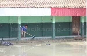 siswa-sd-bersihkan-lumpur-di-sekolah