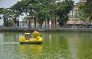 Wahana permainan air di Situ Binong