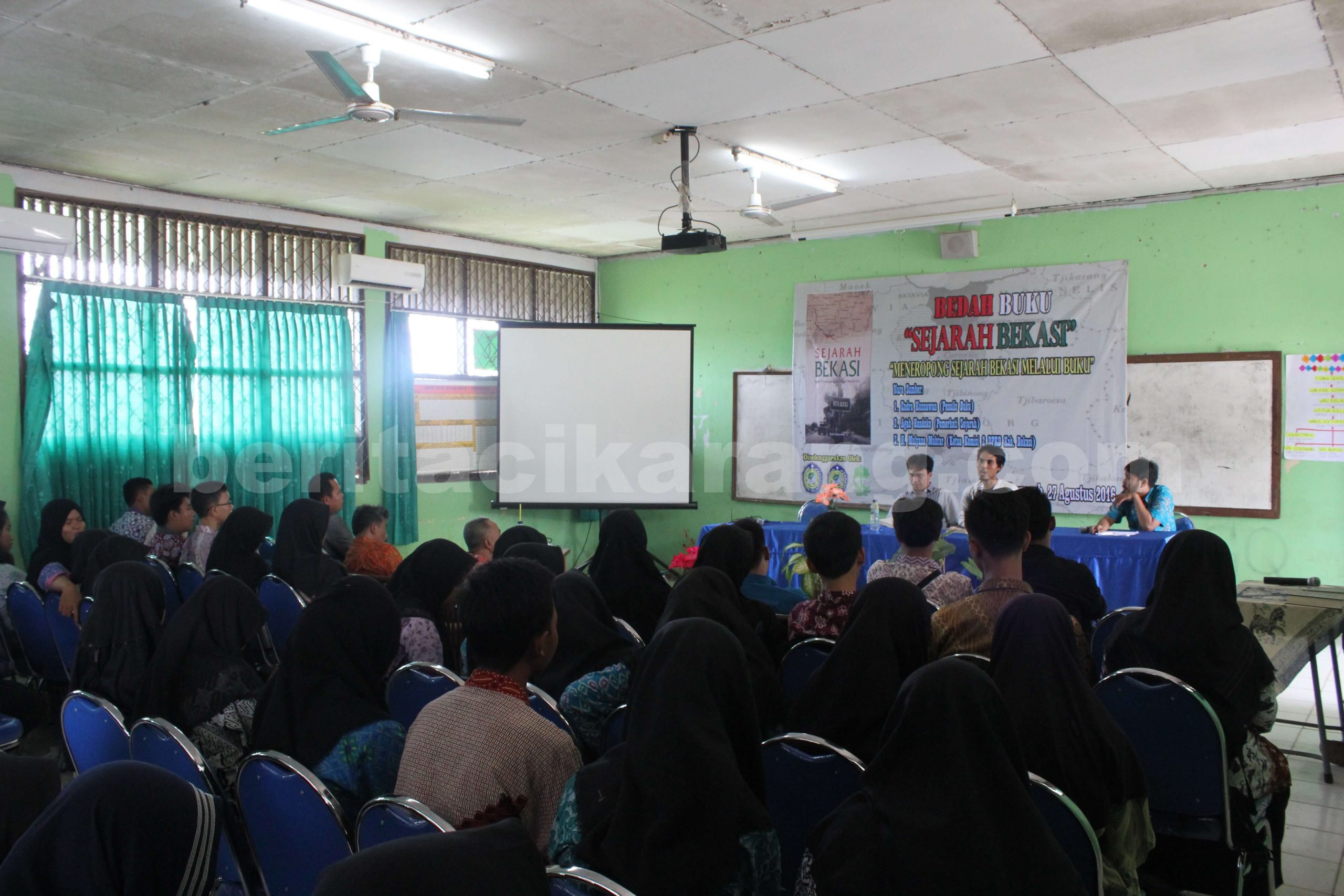 Acara bedah buku Sejarah Bekasi : Sejak Peradaban Buni Ampe Wayah Gini, yang ditulis Endra Kusnawan, Sabtu (27/08) lalu di SMAN 1 Cibarusah