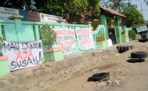 Aksi protes yang dilakukan sekitar 300 warga Desa Sumber Jaya, Kecamatan Tambun Selatan,di SMPN 5 Tambun Selatan saat PPDB Online Tahun Ajaran 2015/2016. Saat itu sebanyak 110 siswa dari lingkungan Desa, tidak masuk dalam PPDB Online Kabupaten Bekasi.