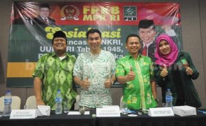 Anggota Komisi X DPR RI dari Fraksi PKB, Krisna Mukti foto bersama dengan Ketua DPC PKB Kabupaten Bekasi, Abdul Kholik usai acara sosialisasi Empat Pilar Kebangsasaan dan Bernegara.