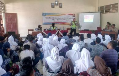 Kegiatan Masa Pengenalan Lingkungan Sekolah (MPLS) yang diikuti siswa dan siswi baru tahun ajaran 2017-2018 di SMAN 1 Cikarang Timur, Rabu (19/07).