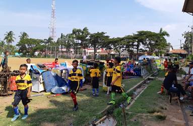 Para siswa SSB terpaksa harus angkat kaki sementara karena tempat latihan mereka dalam waktu dekat akan beralih fungsi dengan diisi berbagai stand pameran, komedi putar dan wahana permainan anak layaknya pasar malam di acara Pekan Raya Bekasi (PRB)