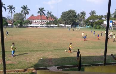 Para siswa SSB Bina Muda Sukatani saat berlatih sepakbola di Stadion Mini Sukatani, Kamis (25/10). Beberapa hari kedepan, lokasi ini akan disulap menjadi tempat pameran pembangunan Pemkab Bekasi yang disii stand-stand peserta Pekan Raya Bekasi 2018.