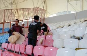 Anggota Persikasi Fans saat menyiapkan kertas koreo di bangku tribun utara tengah Stadion Wibawa Mukti