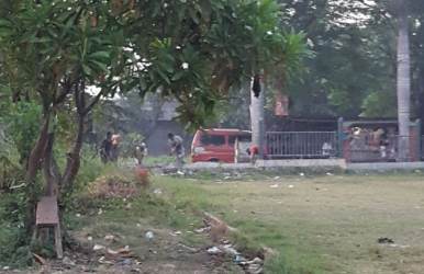 Pembongkaran pagar pembatas lapangan di Stadion Mini Sukatani untuk kegiatan Pekan Raya Bekasi, 02-11 November 2018 mendatang.