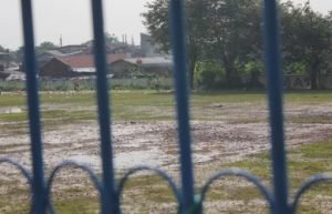 Kondisi stadion mini tambun yang becek digenangi air pasca hujan beberapa waktu lalu.