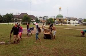 Proses perbaikan lapangan di Stadion Mini Tambun oleh para pekerja menjelang bergulirnya kompetisi Liga 3 musim 2018.