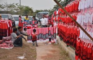 Para pedagang jersey Timnas Indonesia sudah memenuhi area stadion Wibawa Mukti jelang pertandingan antara Timnas Indonesia U-23 menghadapi Uni Emirat Arab (UEA) pada cabang olah raga sepakbola babak 16 besar Asian Games 2018 yang akan digelar pada Jumat (24/08) sore.