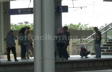 Sejumlah calon penumpang saat menunggu kedatangan KRL di Stasiun Cikarang, Minggu (08/10).