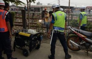 Pemagaran akses jalan warga di perlintasan kereta api oleh petugas Stasiun Tambun