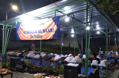 Warga yang bermukim di Cluster De Valley, Desa Ciantra, Kecamatan Cikarang Selatan sujud syukur ba’da shalat magrib setelah mendapatkan kepastian bahwa keinginan mereka untuk memiliki tempat ibadah diakomodir oleh ISPI Group, Minggu (12/05).