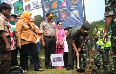 Penanaman pohon sukun oleh Dandim 0509/Kabupaten Bekasi didampingi Kapolres Metro Bekasi dan Bupati Bekasi di area Situ Abidin, Minggu (11/03).