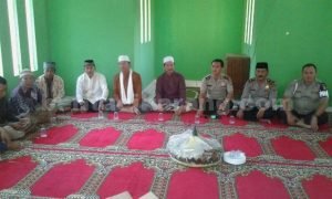 Suasana acara silaturahmi, buka puasa bersama anak yatim dan masyarakat yang digelar di ,acara dilaksanakan di Musholla Syahrul Choier samping Mapolsek Sukatani, Kamis (30/06).