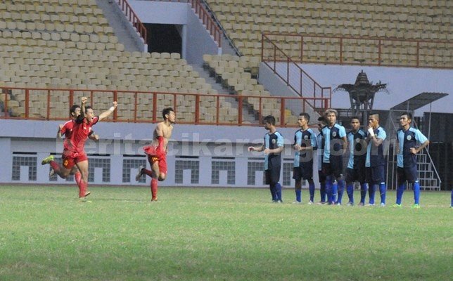Para pemain Sulawesi Selatan saat melakukan selebrasi kemenangan di hadapan para pemain Maluku Utara di Babak Play Off Pra PON XIX/2016 Jawa Barat, Selasa (29/03).