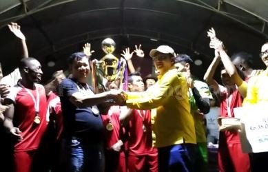 Penyerahan piala Juara I Open Tournament Sunandar Cup 2017 oleh Ketua DPRD Kabupaten Bekasi, Sunandar kepada perwakilan tim Irwas Wanasari, Minggu (01/10) sore.