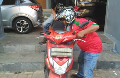 Suporter Timnas Indonesia terpaksa harus mengangkat sepeda motornya untuk keluar dari area parkir di Graha Pariwisata, Komplek Stadion Wibawa Mukti karena tidak adanya petugas parkir yang berjaga di lahan tersebut, Jum'at (24/08) kemarin. Padahal untuk parkir di lokasi tersebut suporter diharuskan merogoh kocek sebesar Rp. 5 ribu/ sepeda motor.