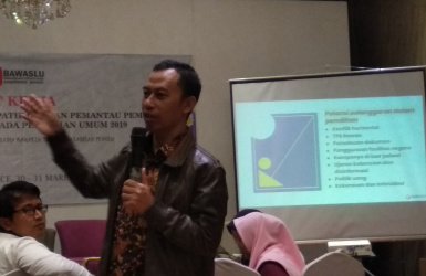 Koordinator Divisi Penindakan Bawaslu Jawa Barat, Sutarno saat menghadiri acara Rapat Kerja Pengawasan Pemilu dengan Pemantau Pemilu di Kabupaten Bekasi, Sabtu (30/03) malam