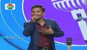 Syamsuri saat tampil di babak 42 besar Stand Up Comedy Academy (SUCA) 2 yang ditayangkan di Indosiar, Minggu (31/07) malam.