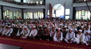 Ribuan orang jamaah hadir dalam acara Tabligh Akbar Ramadhan di Masjid Pondok Pesantren (Ponpes) At-Taqwa, Kp. Ujung Harapan, Kelurahan Bahagia, Kecamatan Babelan, Minggu (12/06).