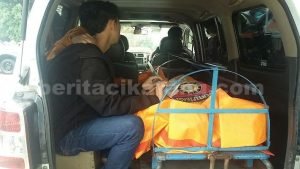 Jenazah korban saat akan dibawa ke RSUD Kabupaten Bekasi, Senin (30/05).