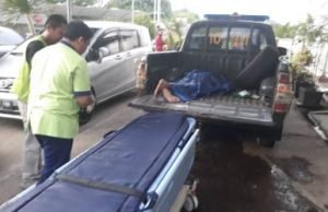 Korban MS (60) saat dibawa oleh anggota Satlantas Polsek Tambun ke RSUD Kabupaten Bekasi dalam keadaan kritis, Kamis (22/03) siang.