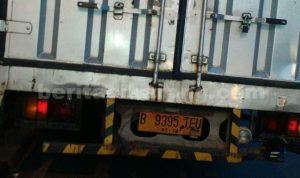 Truk Wing Box merk Hino yang dikendarai Kemas Tizza S dengan plat nomer B 9395 KEU, tengah parkir di bahu jalan dan dihantam sepeda motor yang dikendarai Agustus Aulia Akbar di Jalan Hasanudin, Tambun, Jumat (10/06).