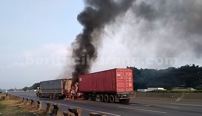 3 kontainer tabrakan beruntun di dalam Tol Jakarta – Cikampek KM 18, Kecamatan Tambun Selatan, Selasa (07/06) sore, sekitar pukul 15.46 WIB. 1 kontainer dengan nopol B 9006 POK mengalami kebakaran dibagian kepala truk.