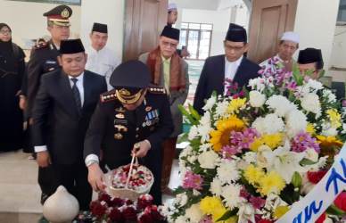 Prosesi tabur bunga di makam KH Noer Ali oleh Kapolres Metro Bekasi, Kombes Pol Candra Sukma Kumara didampingi Bupati Bekasi, Eka Supria Atmaja, Jum'at (16/08).