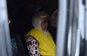 Tersangka NA saat berada di dalam kendaraan untuk dibawa oleh petugas Kejaksaan Negeri Kabupaten Bekasi untuk ditahan di Rumah Tahanan Bekasi, Kamis (22/03).