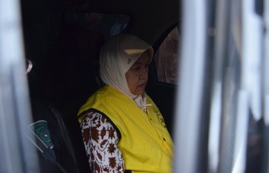 Tersangka NA saat berada di dalam kendaraan untuk dibawa oleh petugas Kejaksaan Negeri Kabupaten Bekasi untuk ditahan di Rumah Tahanan Bekasi, Kamis (22/03).