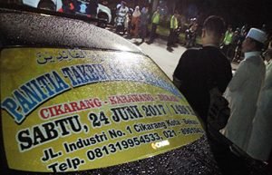 Persiapan pelepasan rombongan Takbir Keliling di pertigaan Jurong – Jl. Raya Industri, Desa Pasir Gombong, Kecamatan Cikarang Utara, Sabtu (24/06) malam.