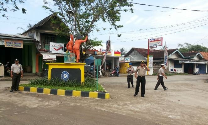 Anggota Polsek Tambelang saat berpatroli di Tugu Tani, Kecamatan Tambelang, Rabu (22/06).