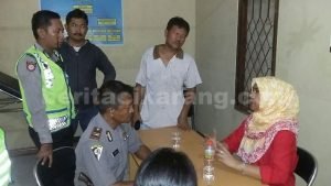 Anggota Polsek Tambun dipimpin Padal IPTU Tarmuji saat meminta keterangan saksi, Kamis (28/04) malam.