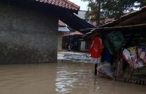 Banjir yang melanda pemukiman warga di Kp. Kali Ulu RT.004 RW.02 Desa Tanjung Sari Kecamatan Cikarang Utara, Kamis (15/02) sore dengan ketinggian air mencapai 100 cm.